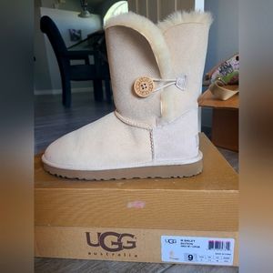 Ugg Bailey Button Womens 9
